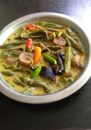 A picture of Dherosher jhaal(lady's finger mustard paste curry).