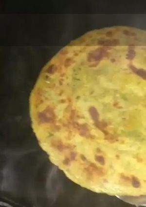 A picture of Methi ka pratha.