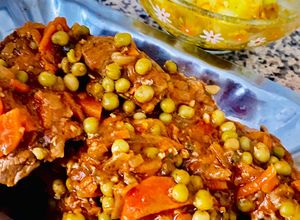 Una foto de BIFES DE BONDIOLA PORCINA🐽(a la olla) CON 🥗 ENSALADA DE PAPAS 🥔 AL CURRY🍛