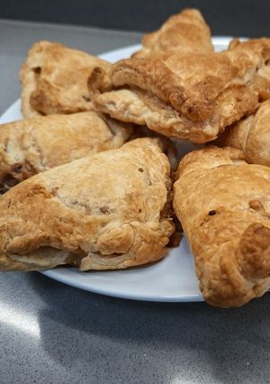 Una foto de Empanadillas de hojaldre con membrillo sin azúcar y queso de rulo de cabra