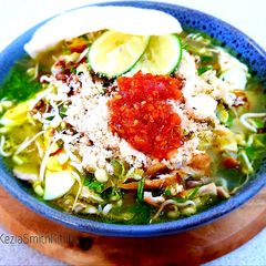 A picture of Soto ayam (chicken and bean sprouts soup).