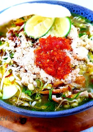 A picture of Soto ayam (chicken and bean sprouts soup).