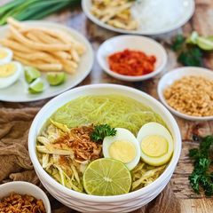 A picture of Soto Ayam (Indonesian Yellow Chicken Soup).