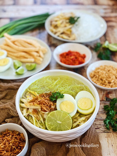 A picture of Soto Ayam (Indonesian Yellow Chicken Soup).