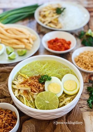 A picture of Soto Ayam (Indonesian Yellow Chicken Soup).