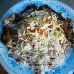 A picture of Shinkafa da wake da soyayyan kifi.