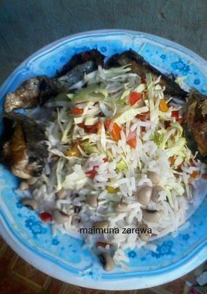 A picture of Shinkafa da wake da soyayyan kifi.