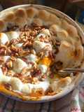 Purê de batata-doce com marshmallows e nozes