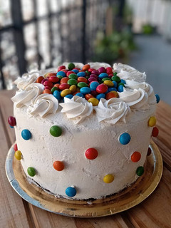 Una foto de Torta cumpleaños con buttercream de chocolate blanco