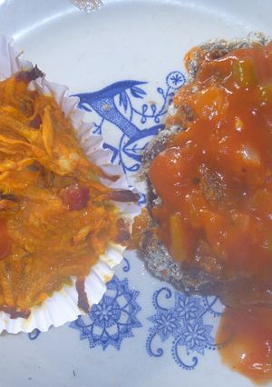 Una foto de Muffins de boniato y hamburguesas económicas con salsa