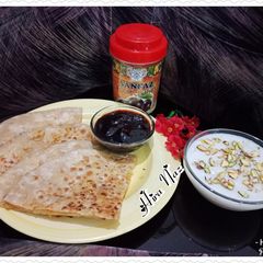 A picture of Kheer.                          (Channay ki daal ka paratha with kheer and plum Chutney).