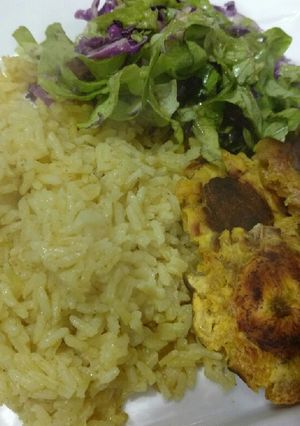 Una foto de Mix colombiano: arroz con coco y patacones 🇨🇴