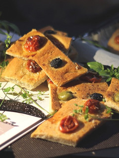 Una foto de Focaccia de Tomates Cherry, Aceitunas y Hierbas Provenzales
