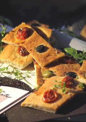 Foto principal de Focaccia de Tomates Cherry, Aceitunas y Hierbas Provenzales