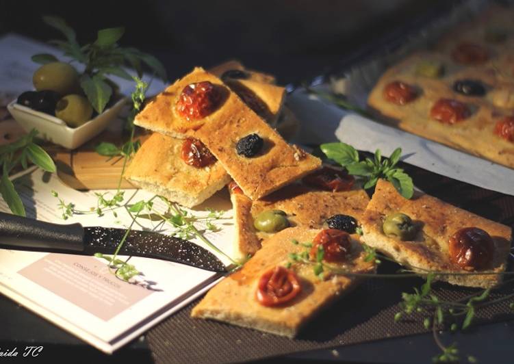 Focaccia de Tomates Cherry, Aceitunas y Hierbas Provenzales