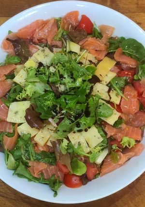 Una foto de Ensalada de rúcula, canónigos, radicchio y lechuga rizada, con salmón ahumado y queso provolone