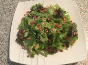 Una foto de ensalada de rucula