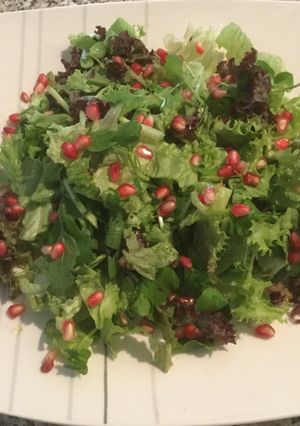 Una foto de Ensalada de 4 hierbas con granada