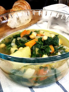 Una foto de Sopa de ortigas con garbanzos y otras verduras - veggie - diet