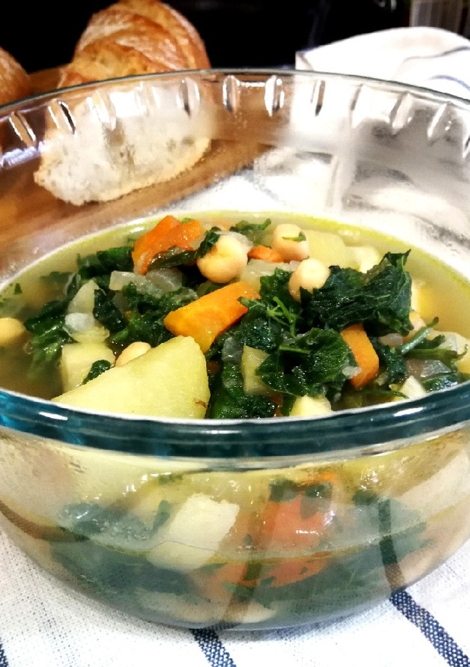 Una foto de Sopa de ortigas con garbanzos y otras verduras - veggie - diet