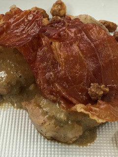 Una foto de Solomillo de cerdo al Cabrales con nueces y crujiente de jamón