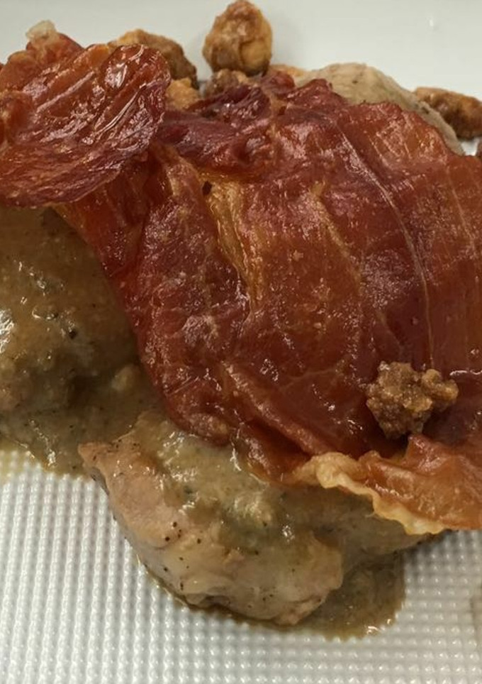 Una foto de Solomillo de cerdo al Cabrales con nueces y crujiente de jamón