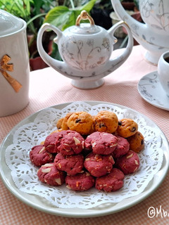 Foto resep Choco Chip & Red Velvet Almond Cookies
