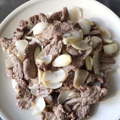 A picture of Beef with Lotus Flower.
