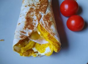 Tojásos tortilla tekercs, villám reggeli recept fotója