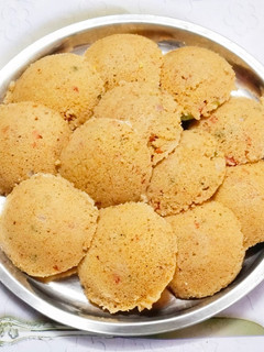 वेज मसाला दलिया इडली रेसिपी मुख्य फोटो
