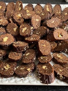 Una foto de Lujoso fakkas de chocolate sin horno (galletas marroquís)
