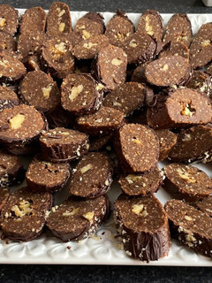 Una foto de Lujoso fakkas de chocolate sin horno (galletas marroquís)