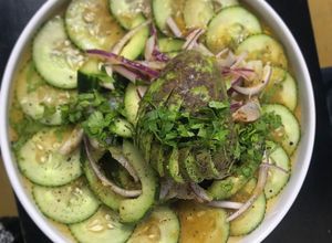 Una foto de Aguachile tatemado de camarón