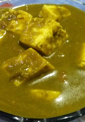 A picture of Palak paneer.