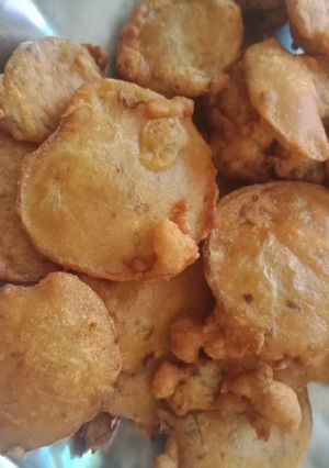 A picture of Aloo ke pakoray.
