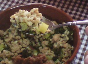Una foto de Cebada perlada con text. de soja y verduras