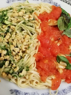 Una foto de Spaghetti con salsa liviana y pesto