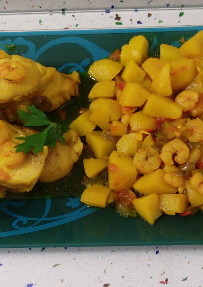 Una foto de Cazón con patatas y langostinos