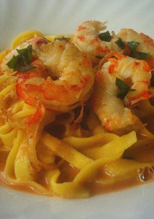 Una foto de Tagliatelle con salsa de gambas