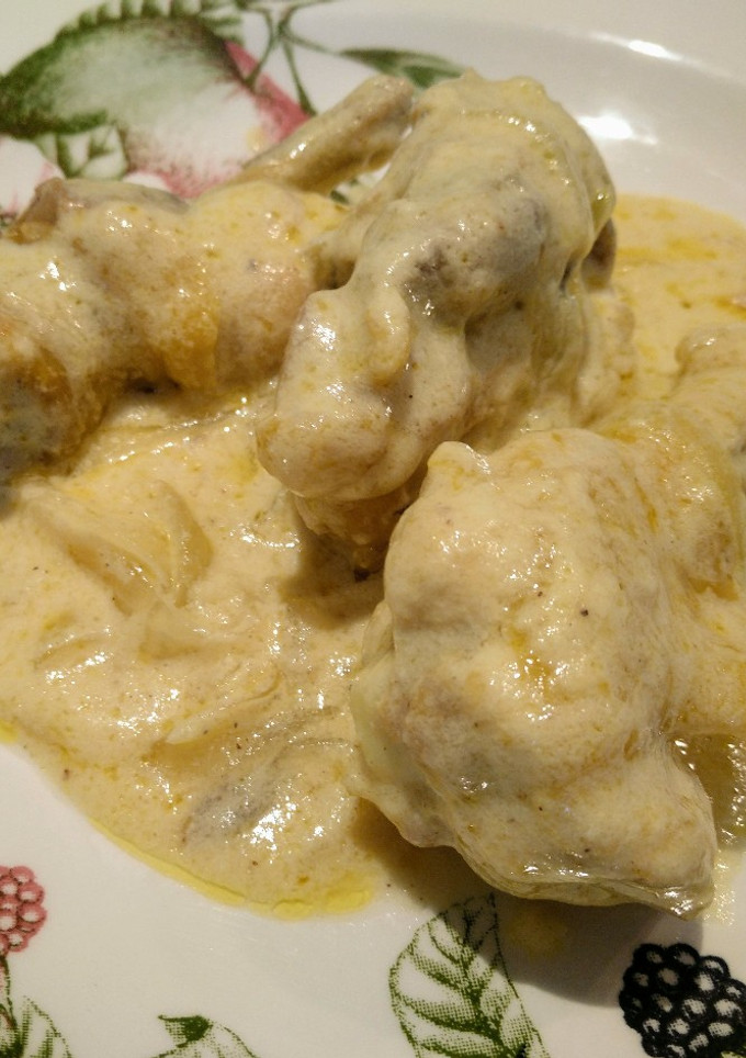 Una foto de Poulet à la crème (pollo a fuego lento con nata y cebolla)