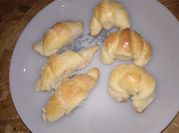 Una foto de croissant dulce