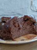 Torta en taza de chocolate con corazón de dulce de leche