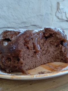 Una foto de Torta en taza de chocolate con corazón de dulce de leche