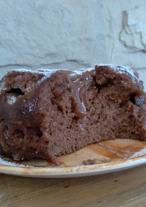 Una foto de Torta en taza de chocolate con corazón de dulce de leche
