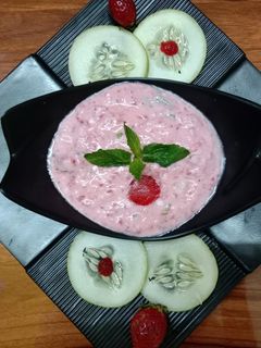 स्ट्रॉबेरी कुकुंबर रायता (Strawberry cucumber raita recipe in hindi) रेसिपी मुख्य फोटो