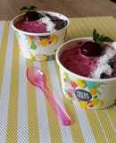 Helado en tarrinas de cereza y plátano (smoothie)