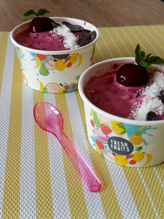 Una foto de Helado en tarrinas de cereza y plátano (smoothie)
