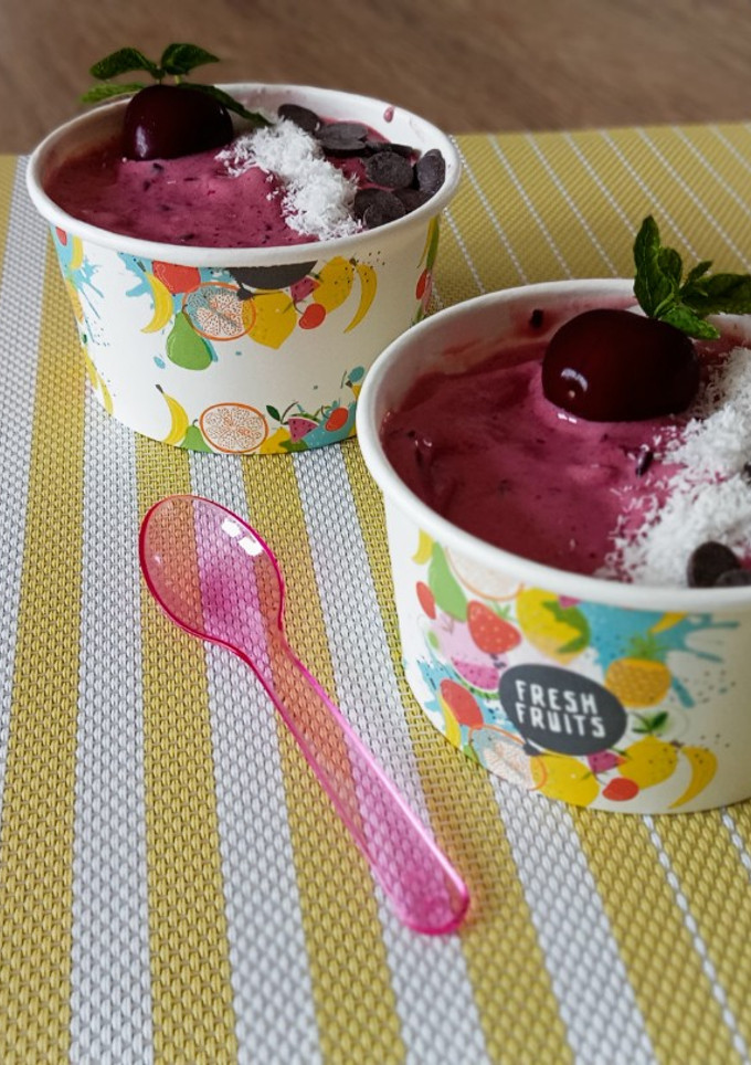Una foto de Helado en tarrinas de cereza y plátano (smoothie)