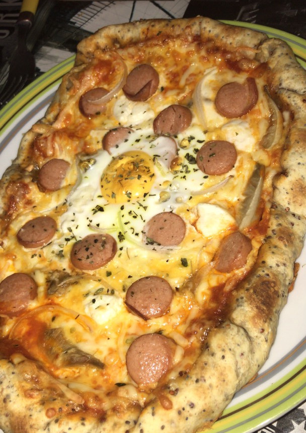 Una foto de Pizza con borde de queso y masa integral