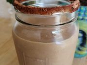 Una foto de licuado de cacao